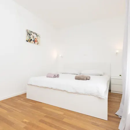 Nava-apartment With Beutiful View And Garage Space Lejlighed *
